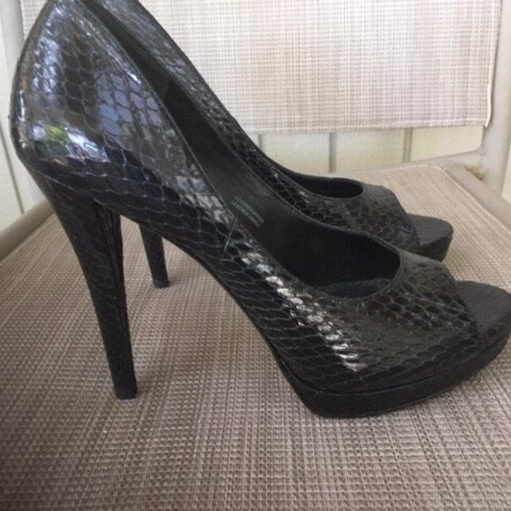 EUC VERA WANG LAVENDER BLACK LEATHER SNAKE OPEN TOE PUMPS HEELS